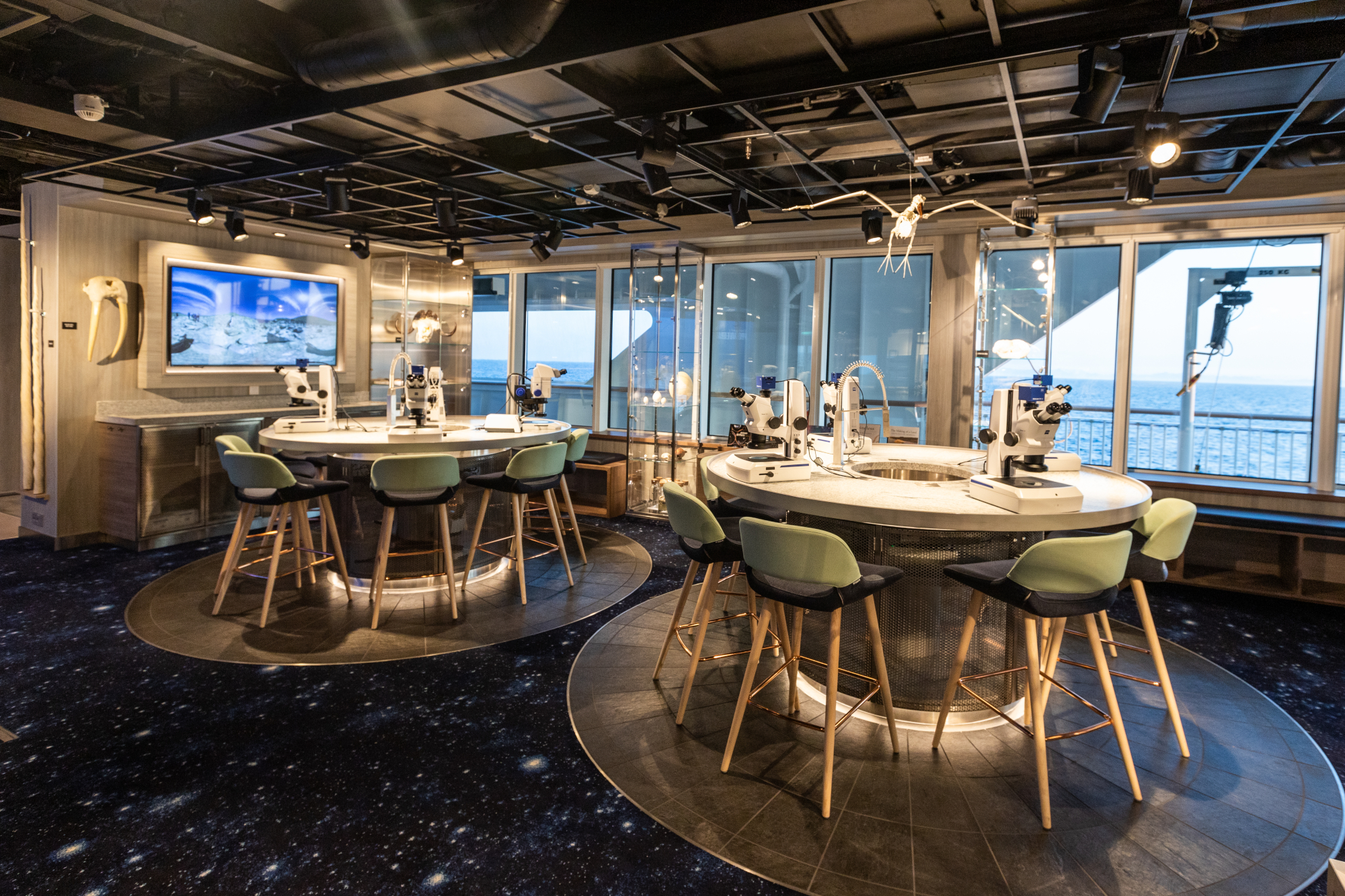 MyCruise Hurtigruten MS-Roald-Amundsen Offentlige-arealer Teater-underholdning4